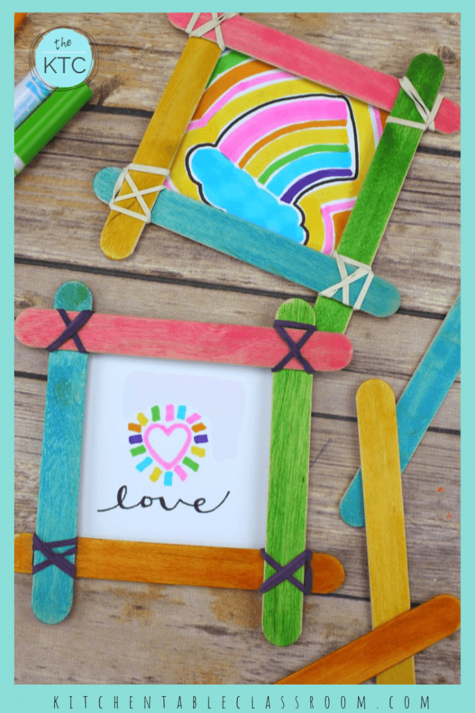 This photo frame craft uses simple craft sticks and rubber bands to make a gift worthy DIY picture frame! #pictureframe #craftsforkids #DIYframe
