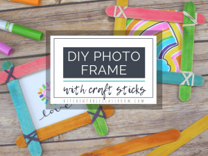 This photo frame craft uses simple craft sticks and rubber bands to make a gift worthy DIY picture frame! #pictureframe #craftsforkids #DIYframe